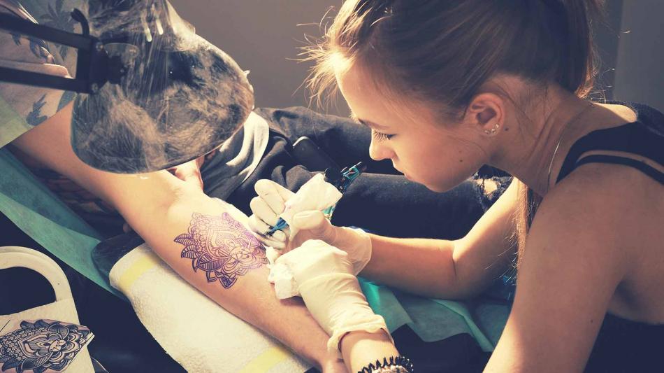 Сделать татуировку в тату-салоне.